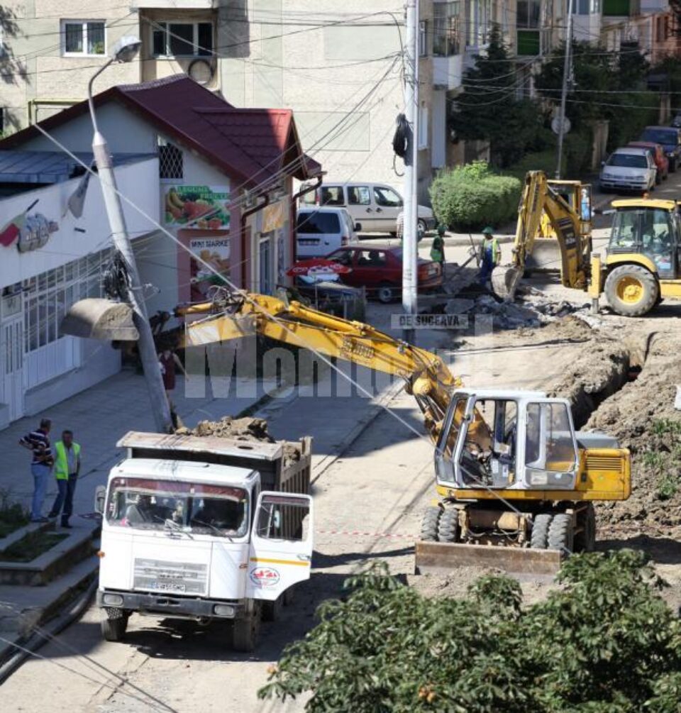 Stâlpul rupt de muncitorii care lucrează la reabilitarea rețelelor de apă și canalizare în zona Mărășești Foto: Doru HALIP