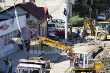 Stâlpul rupt de muncitorii care lucrează la reabilitarea rețelelor de apă și canalizare în zona Mărășești Foto: Doru HALIP