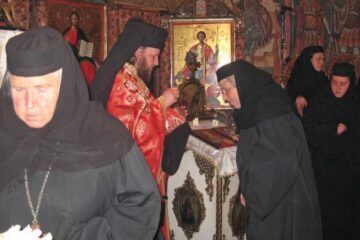 Pentru sufletele unor părinți dărâmați, o rugăciune smerită