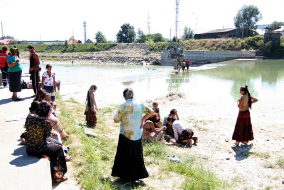 Rudele și vecinii s-au adunat la marginea apei, jelind dispariția tragică a copilului