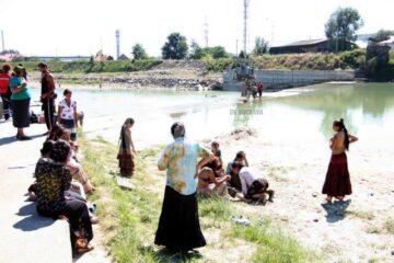 Rudele și vecinii s-au adunat la marginea apei, jelind dispariția tragică a copilului