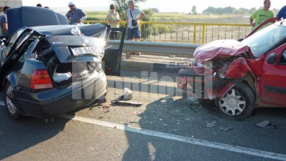 Cele două autoturisme au fost distruse în proporție de circa 70 la sută