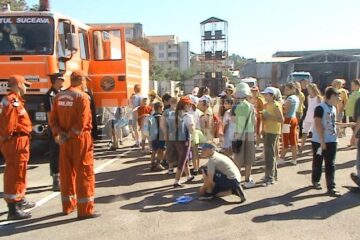 Copii în vizită la Detașamentul de Pompieri Suceava