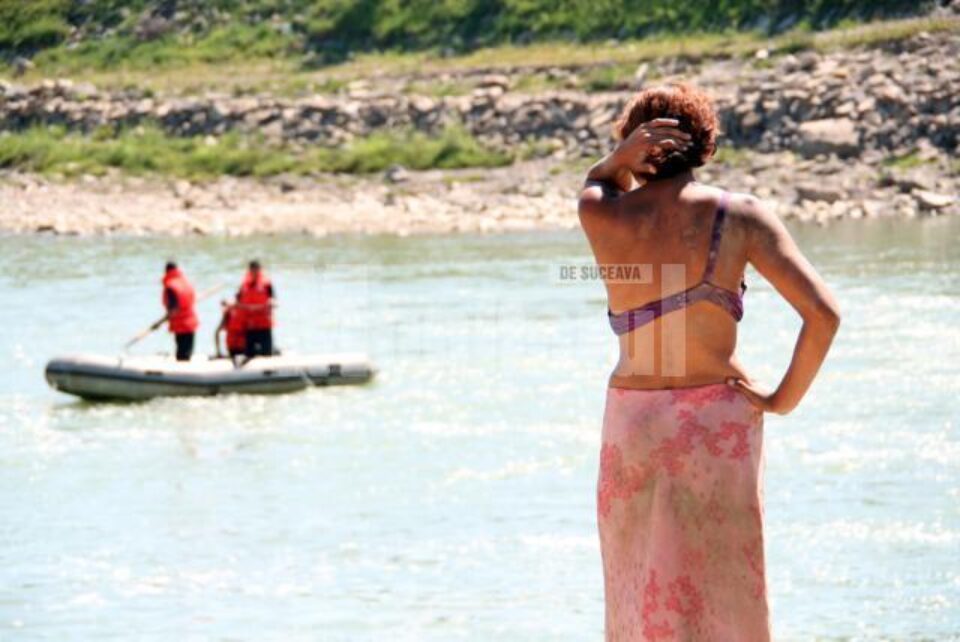 Disperarea mamei care și-a pierdut copilul în apele râului Suceava
