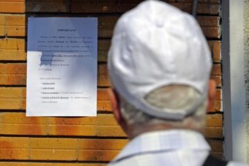 Un bărbat citește cum poate plăti contribuția individuala privind asigurarea în sistemul asigurărilor pentru șomaj Foto: Mediafax