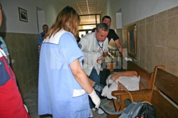 Bărbatul a fost luat cu ambulanța de pe holurile Tribunalului și transportat la spital
