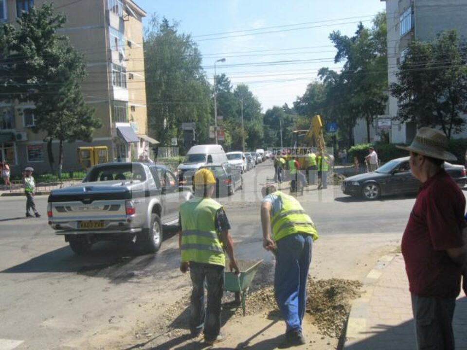 Lucrări de asfaltare, la oră de vârf