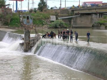 Operațiune complexă: Cadavrul copilului înecat, scos după o muncă de șapte ore și devierea râului Suceava