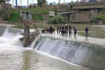 Operațiune complexă: Cadavrul copilului înecat, scos după o muncă de șapte ore și devierea râului Suceava
