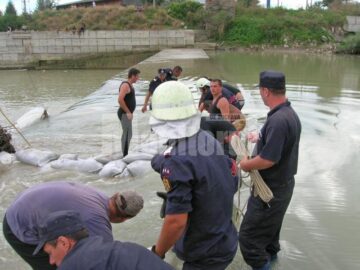 Cu ajutorul unor saci de nisip, s-a realizat un baraj ce a permis devierea cursului râului