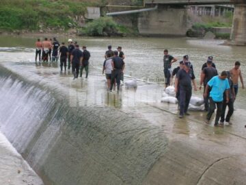 Operațiune complexă: Cadavrul copilului înecat, scos după o muncă de șapte ore și devierea râului Suceava
