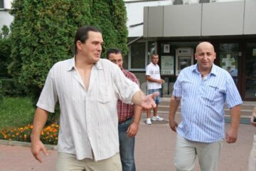 Copilu, stânga, și Cușu la ieșirea din arest