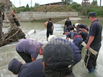 Operațiune complexă: Cadavrul copilului înecat, scos după o muncă de șapte ore și devierea râului Suceava