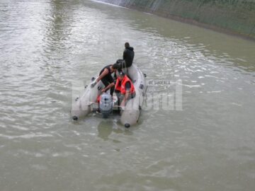 Operațiune complexă: Cadavrul copilului înecat, scos după o muncă de șapte ore și devierea râului Suceava