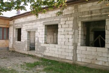 Corpul nou de clădire de la Școala din Siliștea, lucrare lăsată neterminată tot din lipsă de bani