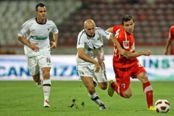 În permanență s-au aflat câte doi apărători clujeni în preajma „prințului” Adrian Cristea. Foto: www.fcdinamo.ro