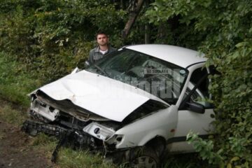 Tânărul de la volan, lângă mașina avariată