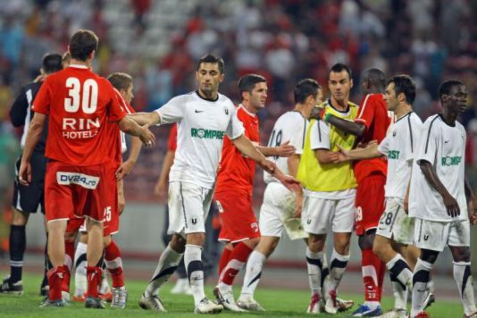 La sfarșitul jocului, Niculescu a fost felicitat de foștii săi coechipieri de la Dinamo. Foto: www.fcdinamo.ro
