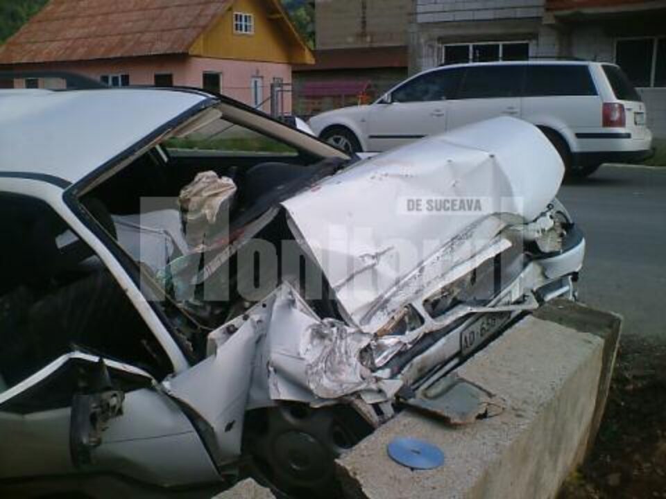 Din cauza oboselii și a vitezei, șoferul a scăpat mașina de sub control, aceasta izbindu-se violent într-un cap de podeț Din cauza oboselii și a vitezei, șoferul a scăpat mașina de sub control, aceasta izbindu-se violent într-un cap de podeț
