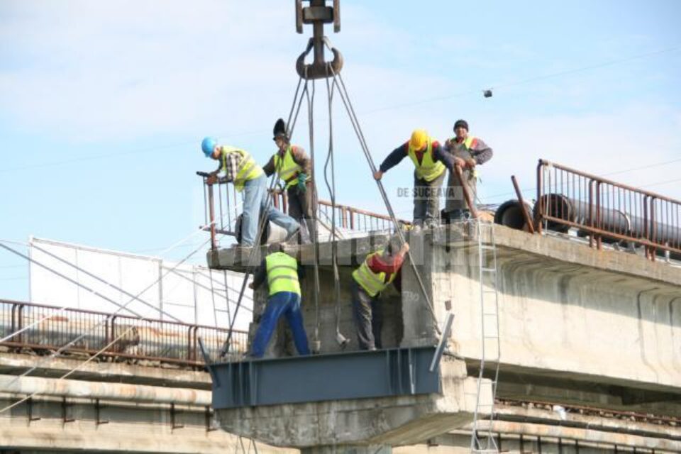 Reușită: Apa caldă va reveni în casele sucevenilor, după ce estacada a fost refăcută din metal
