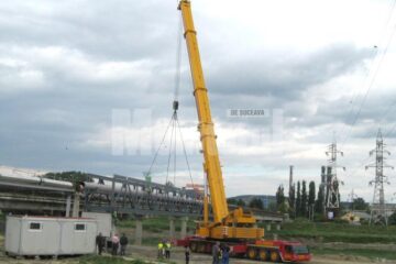 Podul rupt de ape a fost refăcut cu cele mai mari confecții metalice realizate în județul Suceava