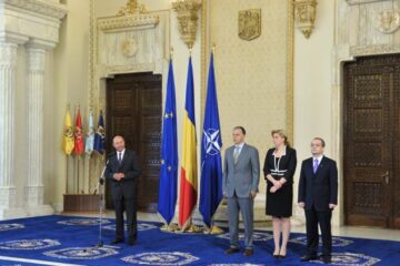 Băsescu lui Boc: Este ceea ce vă cer, domnule prim-ministru, în modul cel mai ferm: austeritate pentru toți! Foto: Sorin LUPȘA
