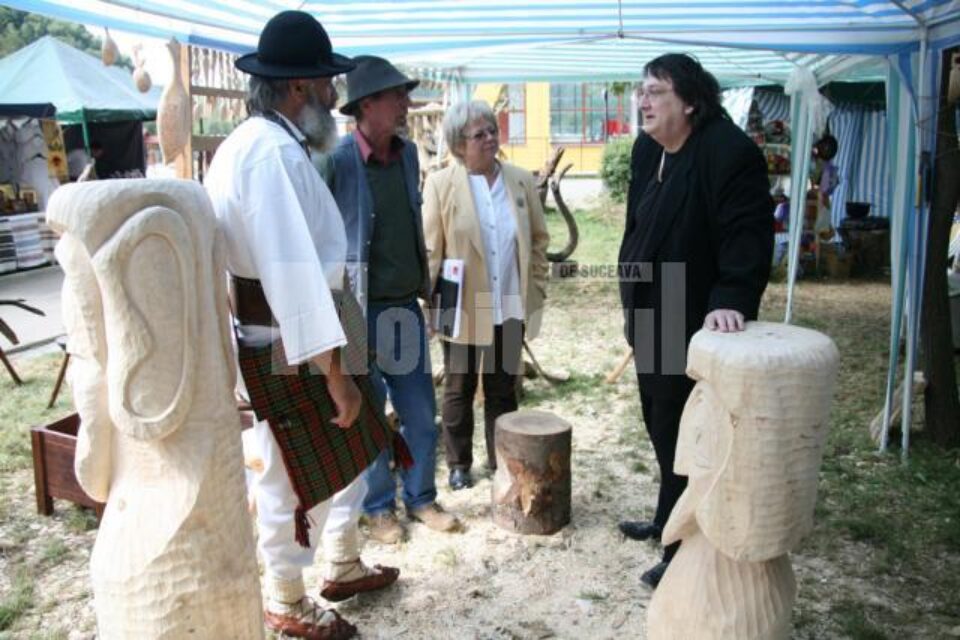 Sculptorii au cioplit în lemn primele piese de șah care vor fi așezate în parcul central din Humor Sculptorii au cioplit în lemn primele piese de șah care vor fi așezate în parcul central din Humor