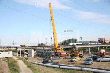 Montarea conductei pe podul tehnic de peste apa Sucevei a fost rezolvată în cursul nopții de sâmbătă spre duminică