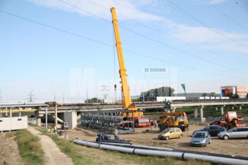 Montarea conductei pe podul tehnic de peste apa Sucevei a fost rezolvată în cursul nopții de sâmbătă spre duminică Montarea conductei pe podul tehnic de peste apa Sucevei a fost rezolvată în cursul nopții de sâmbătă spre duminică
