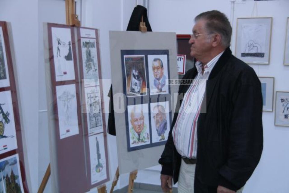 Actorul Dorel Vișan admirând lucrările din expoziție