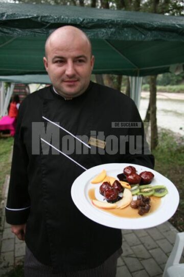 „Barabula turmentată”, fiartă în afinată, a fost pregătită de Bogdan, bucătarul-șef de la Pensiunea „Perla Bucovinei”