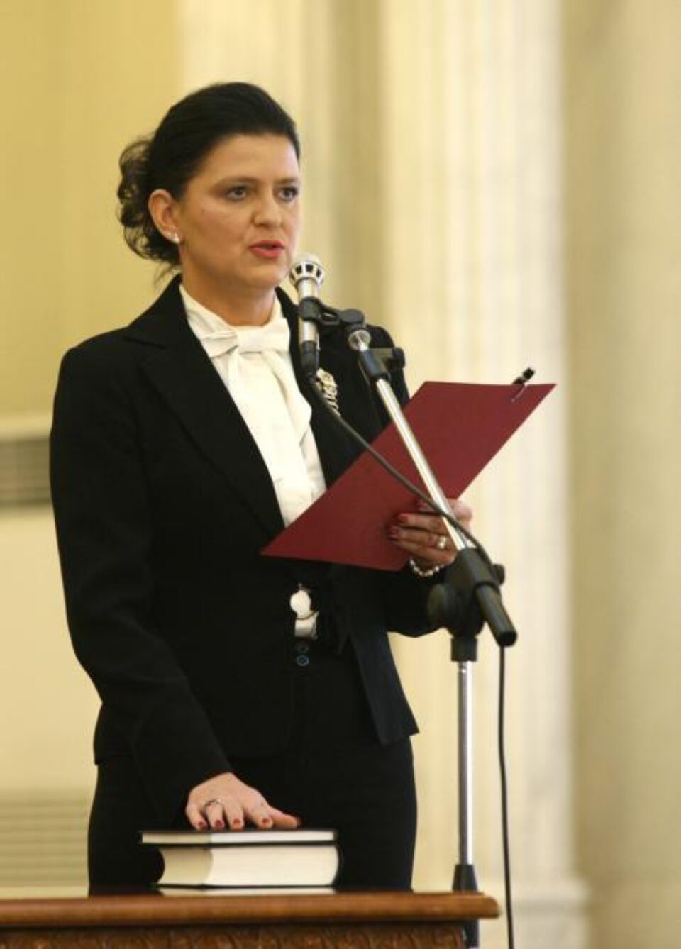 Ministrul Finanțelor, Gheorghe Ialomițianu, și cel al Comunicațiilor, Valerian Vreme, sunt cei mai avuți dintre noii miniștri, iar ministrul Transporturilor, Anca Boagiu, este cel mai îndatorat. Foto: CAPP