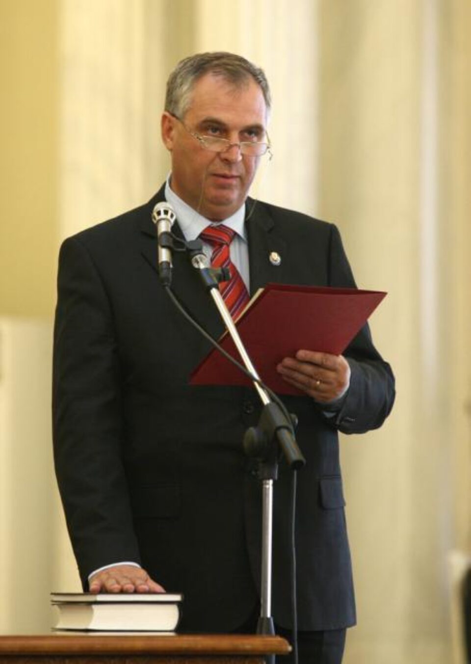 Ministrul Finanțelor, Gheorghe Ialomițianu, și cel al Comunicațiilor, Valerian Vreme, sunt cei mai avuți dintre noii miniștri, iar ministrul Transporturilor, Anca Boagiu, este cel mai îndatorat. Foto: CAPP