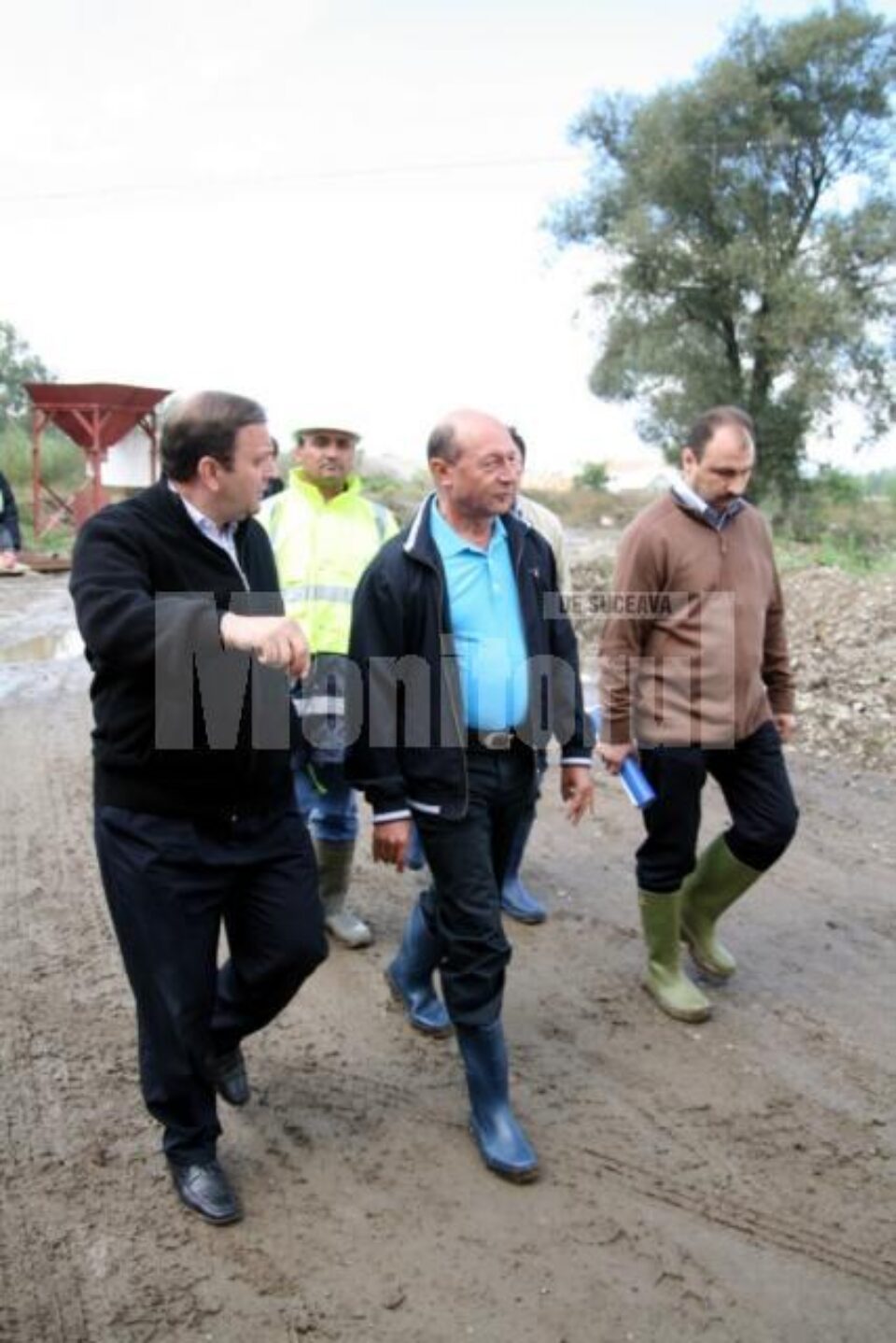 Vizită: Băsescu a inspectat din nou lucrările de refacere a podului rutier de la Dornești