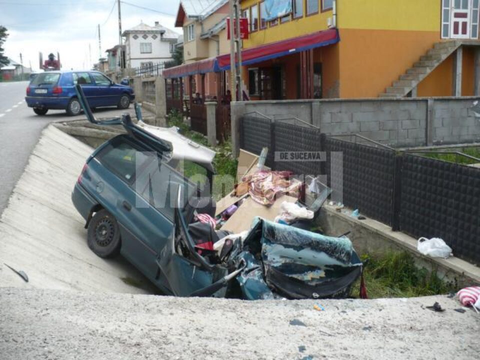 Ce a mai rămas din autoturismul Opel, după impactul de o violență extremă
