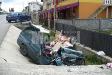 Ce a mai rămas din autoturismul Opel, după impactul de o violență extremă