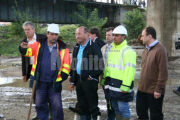 Vizită: Băsescu a inspectat din nou lucrările de refacere a podului rutier de la Dornești
