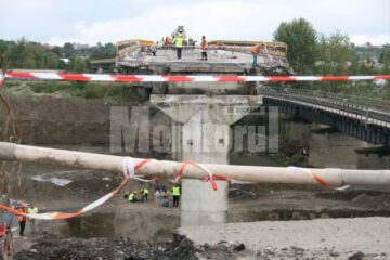 Vizită: Băsescu a inspectat din nou lucrările de refacere a podului rutier de la Dornești