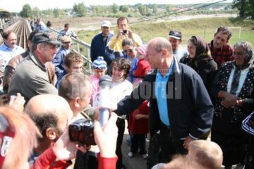 Vizită: Băsescu a inspectat din nou lucrările de refacere a podului rutier de la Dornești