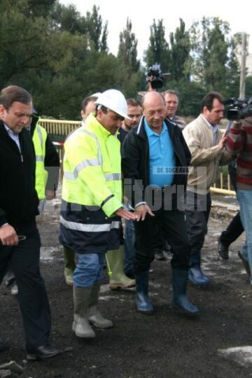 Vizită: Băsescu a inspectat din nou lucrările de refacere a podului rutier de la Dornești