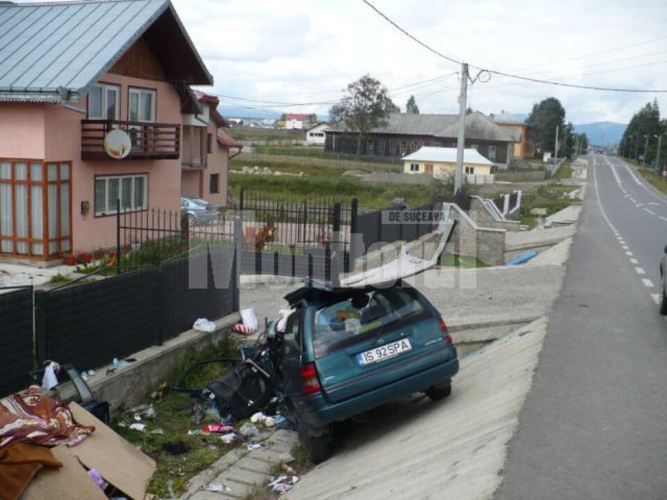 Autoturismul Opel Astra s-a înfipt pur și simplu într-un cap de pod