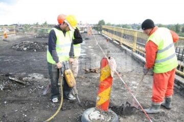 Vizită: Băsescu a inspectat din nou lucrările de refacere a podului rutier de la Dornești