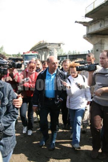 Vizită: Băsescu a inspectat din nou lucrările de refacere a podului rutier de la Dornești