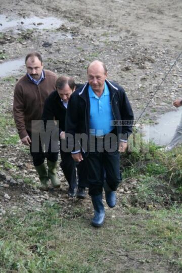 Vizită: Băsescu a inspectat din nou lucrările de refacere a podului rutier de la Dornești