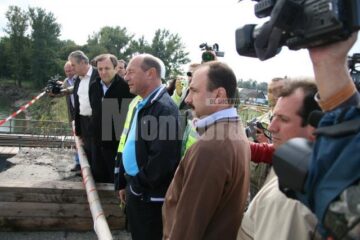 Traian Băsescu a vizitat în cursul zilei de ieri lucrările de refacere a podului rutier de peste râul Suceava din localitatea Dornești
