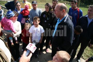 Traian Băsescu: „Cert este că exact ticăloșii care au cumpărat voturi păcălindu-i foarte grav pe pensionari că le pot dubla pensiile acum țipă”