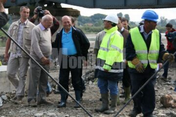 Vizită: Băsescu a inspectat din nou lucrările de refacere a podului rutier de la Dornești