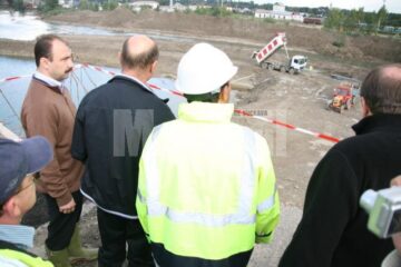 Vizită: Băsescu a inspectat din nou lucrările de refacere a podului rutier de la Dornești