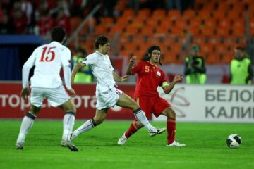 Cristi Chivu (dreapta), de la naționala de fotbal a României, se luptă pentru balon, în meciul cu selecționata Belarusului. Foto: Bogdan IORDACHE/MEDIAFAX