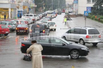 Haos: Trafic de coșmar în centrul Sucevei